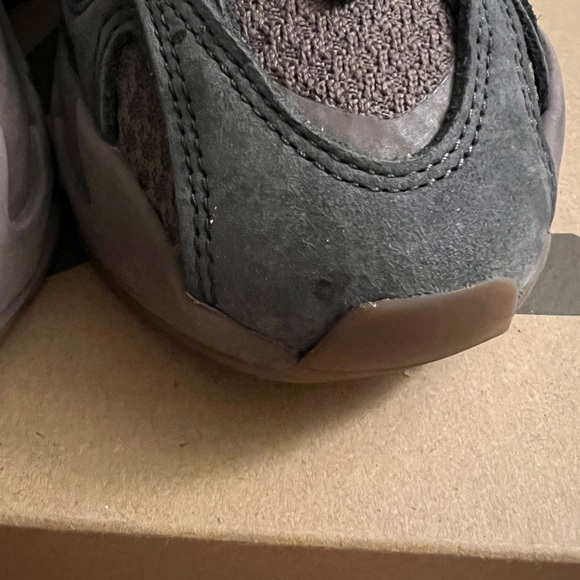 Yeezy 700 v2 Mauve - Picture 6 of 13